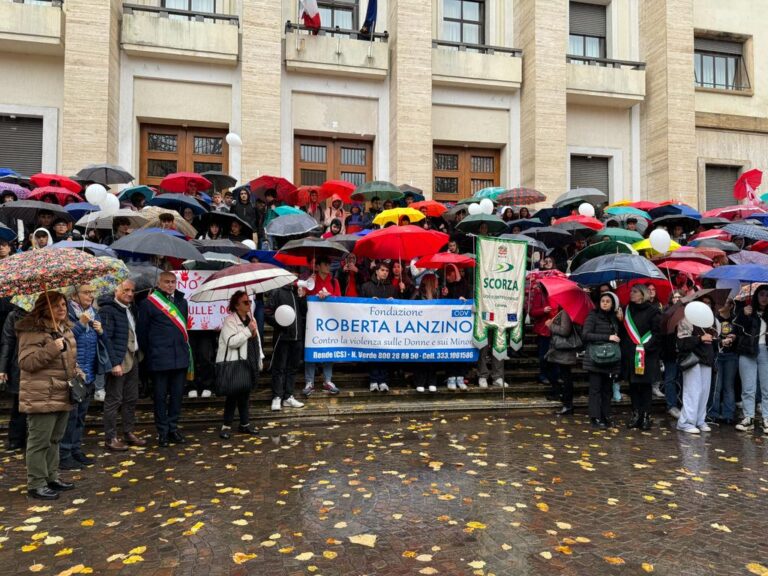 Il corteo di studenti e docenti del Liceo Scorza scesi in piazza a Cosenza, per dire “basta” ai femminicidi
